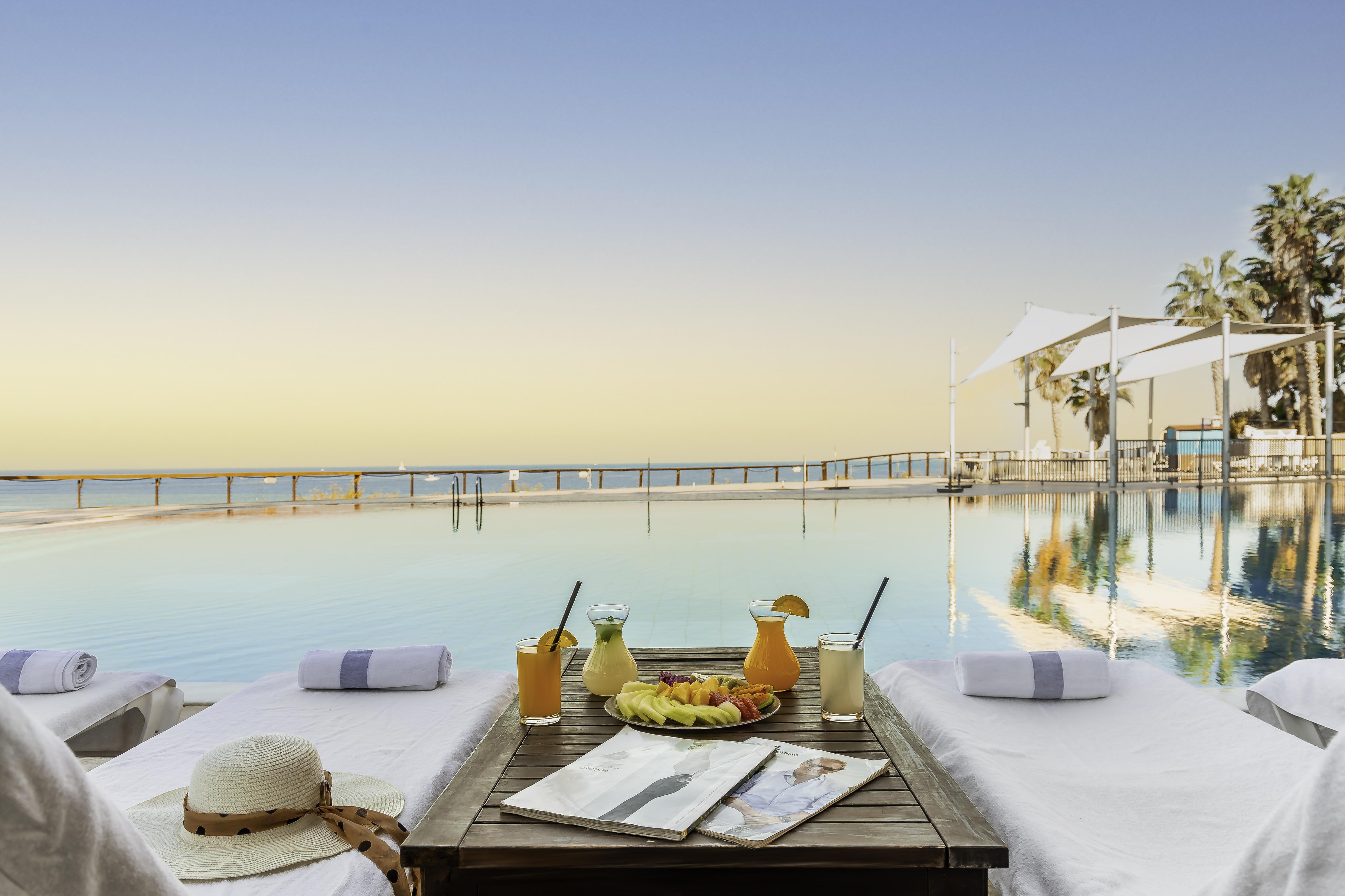 ダニエル ヘルツリーヤ ホテル Herzelia エクステリア 写真 The pool at the hotel