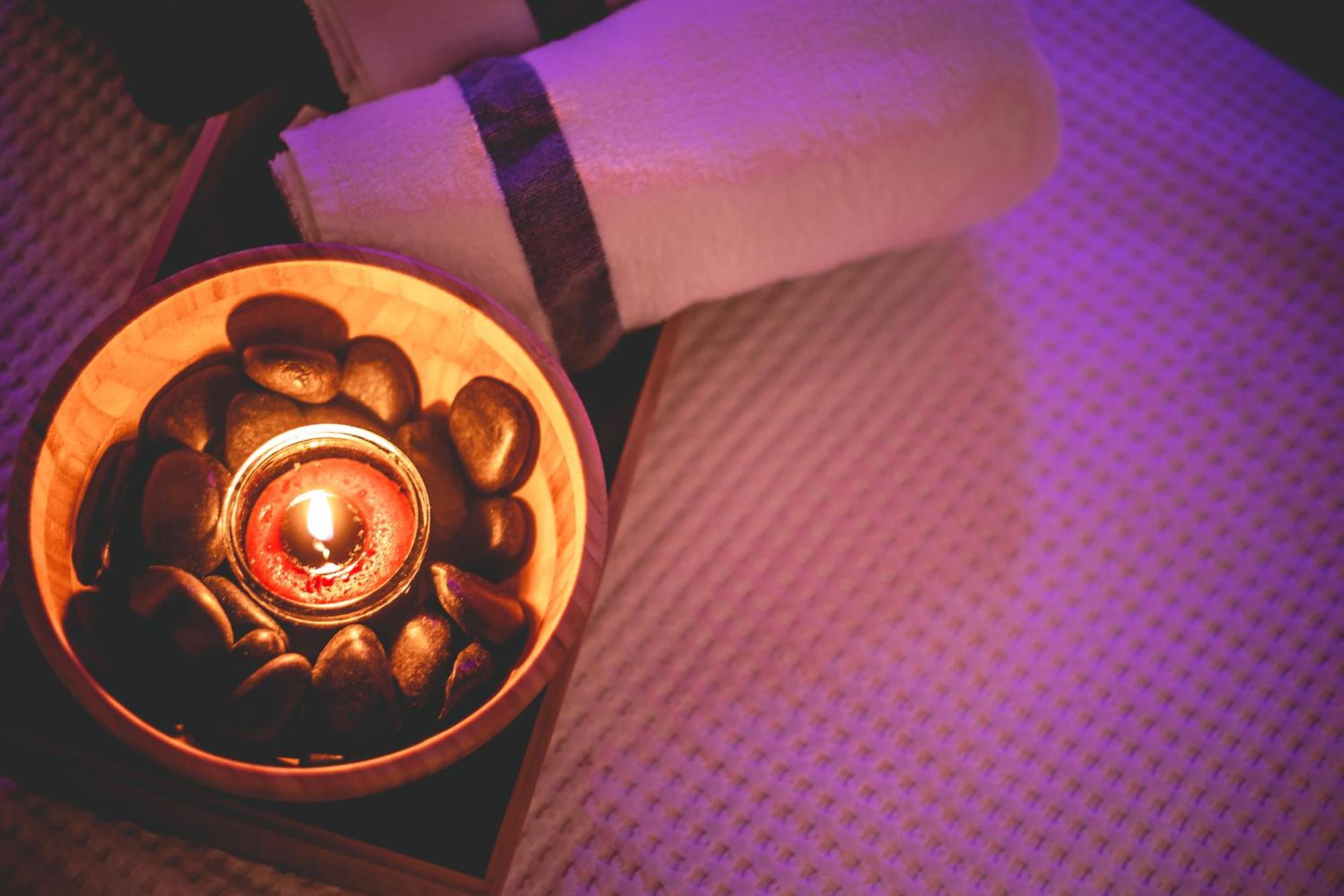 ダニエル ヘルツリーヤ ホテル Herzelia エクステリア 写真 A candle and stones on a massage table