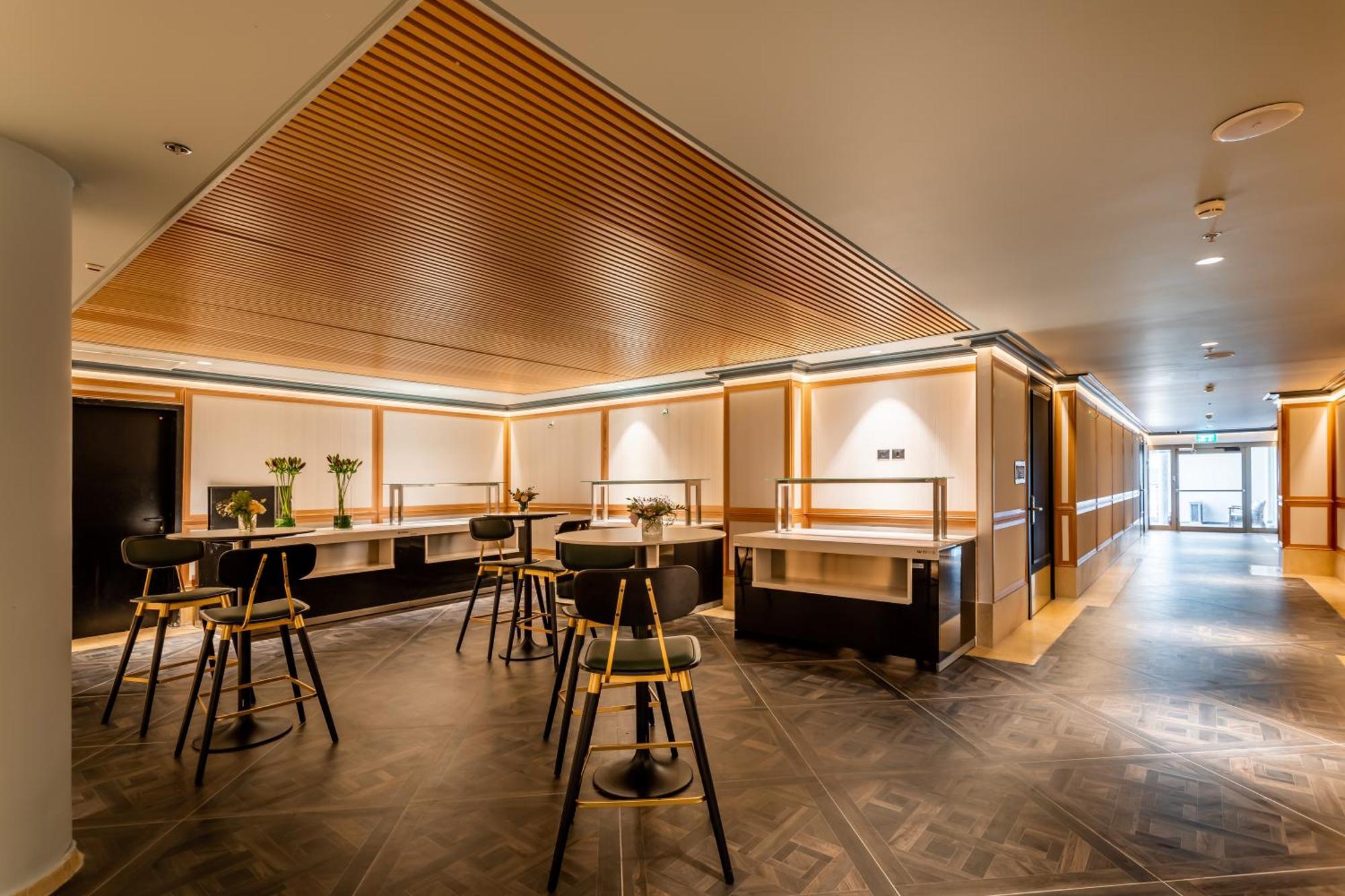 ダニエル ヘルツリーヤ ホテル Herzelia エクステリア 写真 The new lounge at London Heathrow Airport