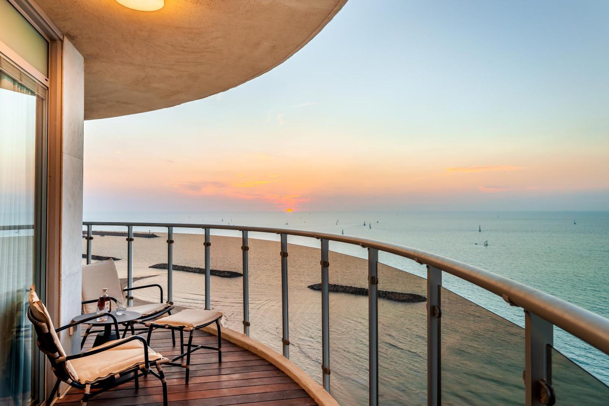 ダニエル ヘルツリーヤ ホテル Herzelia エクステリア 写真 A balcony in a residential building