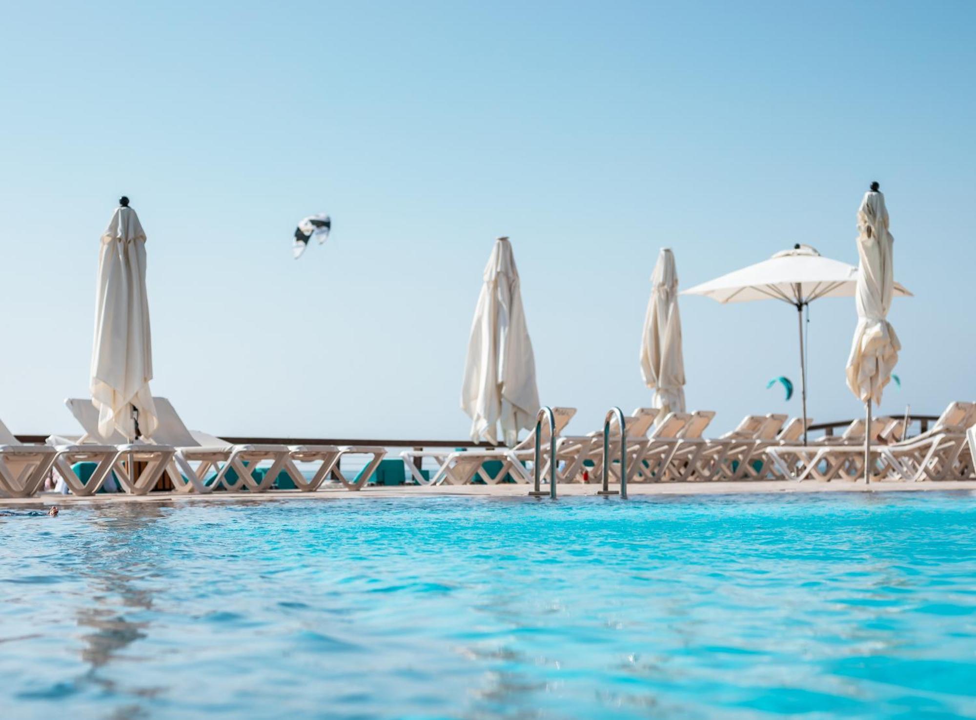ダニエル ヘルツリーヤ ホテル Herzelia エクステリア 写真 A swimming pool