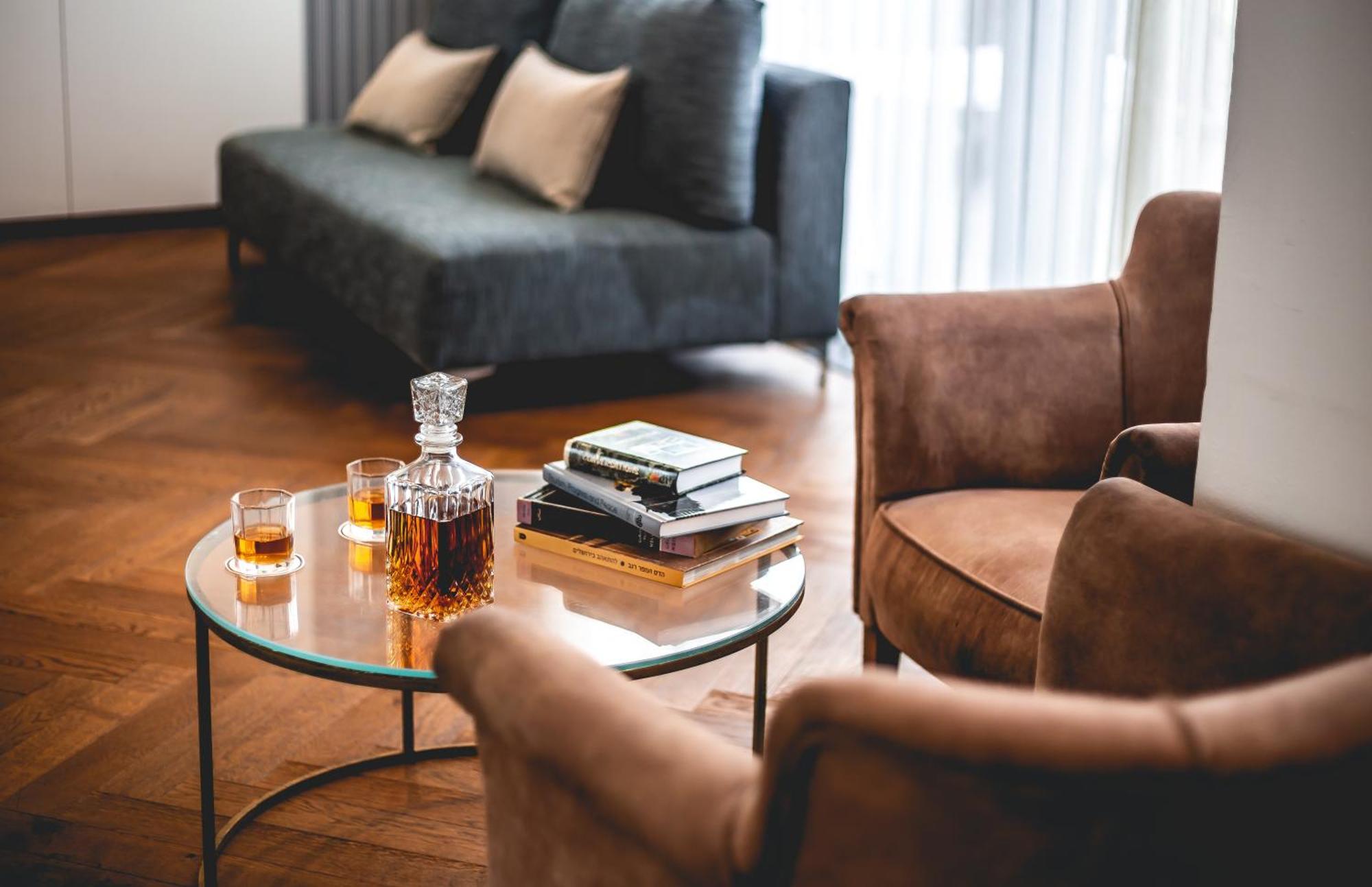 ダニエル ヘルツリーヤ ホテル Herzelia エクステリア 写真 A living room with a coffee table